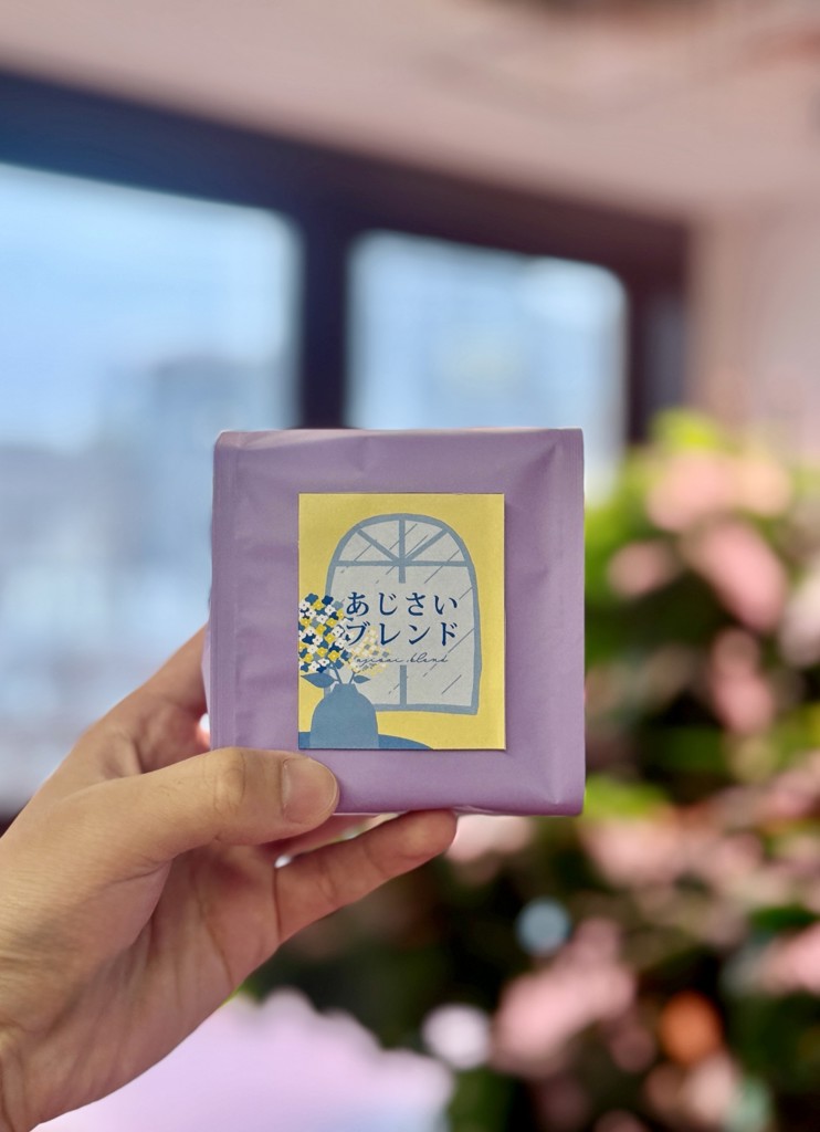 き*ー様 アンシエントコラボカフェ本舗アクキーセット あじさいブレンド」、 全国の直営ショップで販売開始 | ニュース