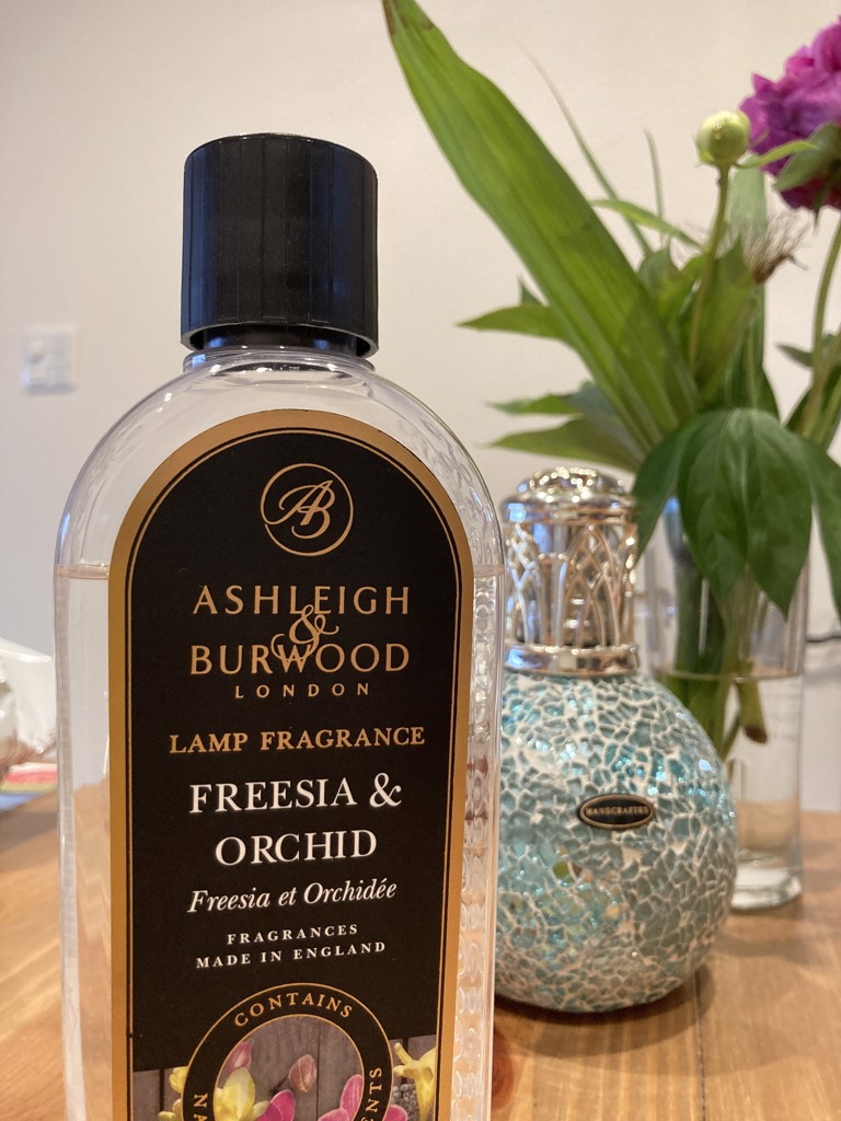 ランプフレグランス フリージア＆オーキッド 500ml フレグランスランプ用オイル ASHLEIGHBURWOOD（アシュレイアンドバーウッド） |  リブインコンフォートオンラインショップ