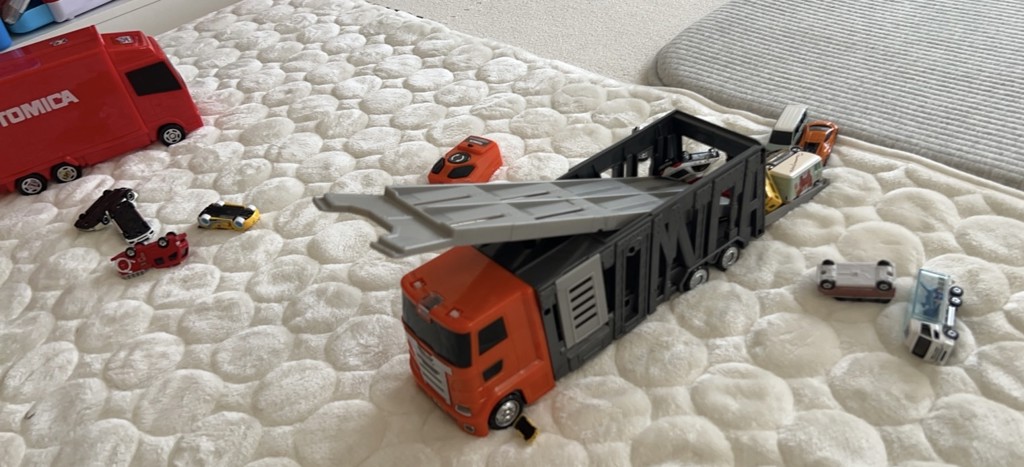 トミカワールド 大回転発車!リモコンビッグキャリアカー｜トミカ