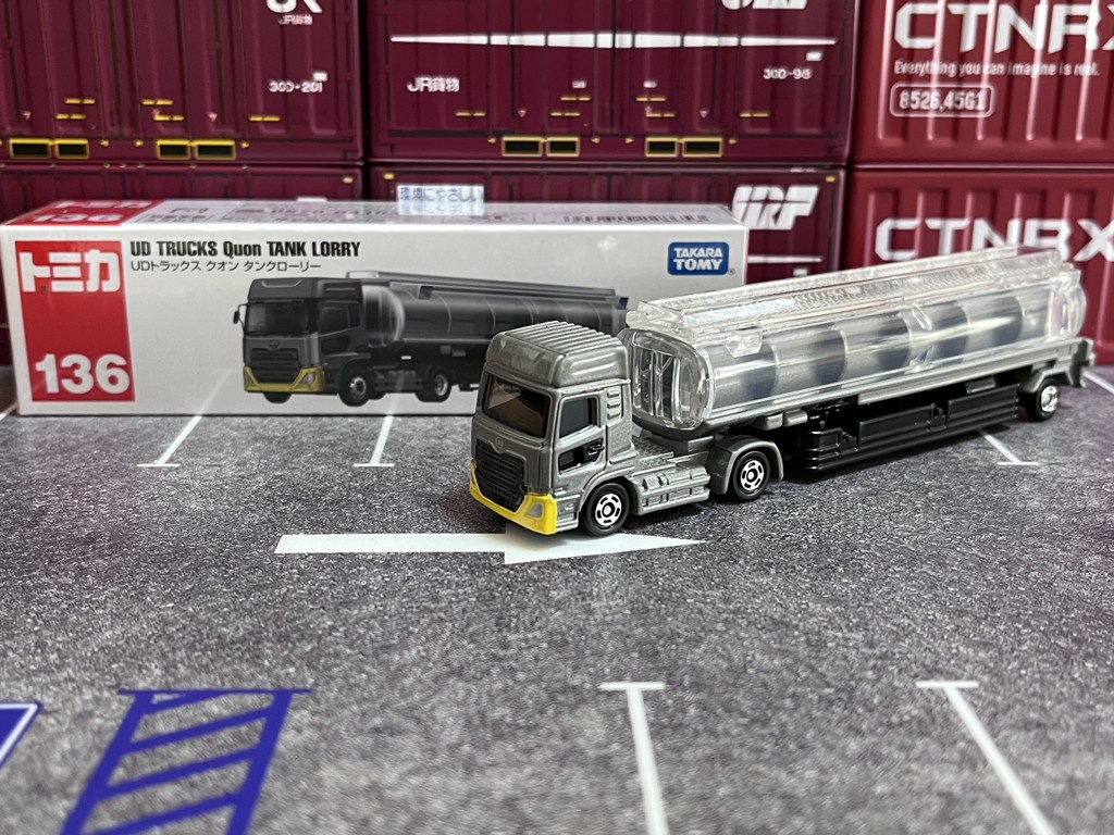 トミカ クオン4軸ウイング車 トミカ クオン4軸ウイング車