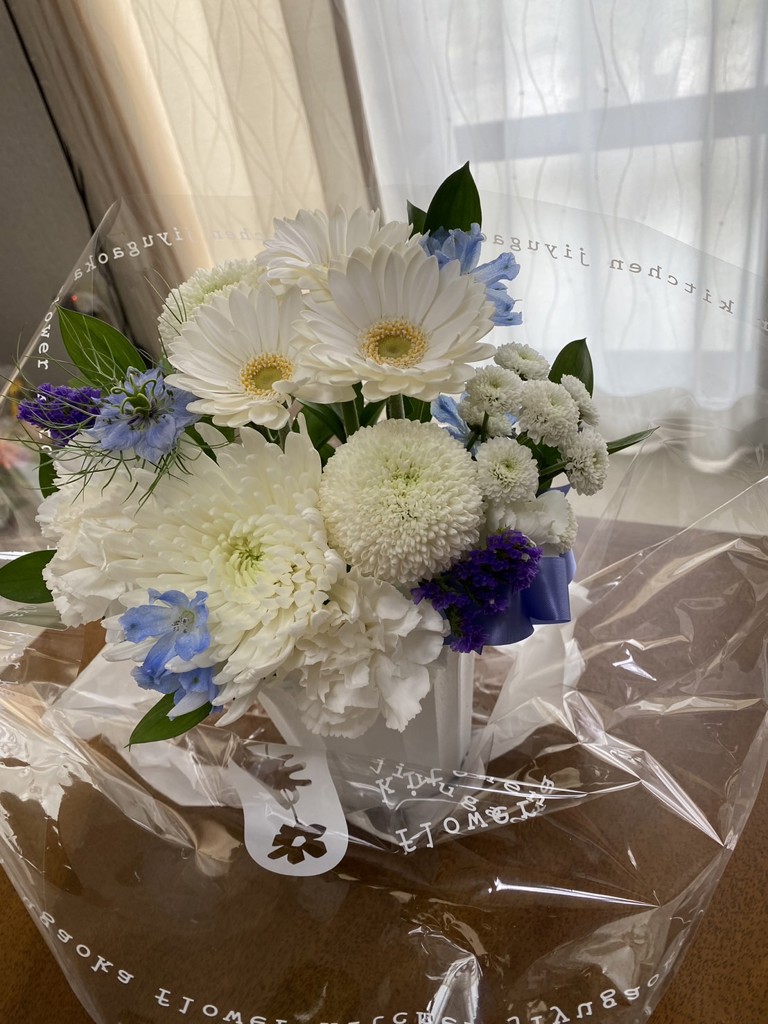 お供えアレンジSサイズ（白に青・紫系を入れて）(白に青・紫系を入れて