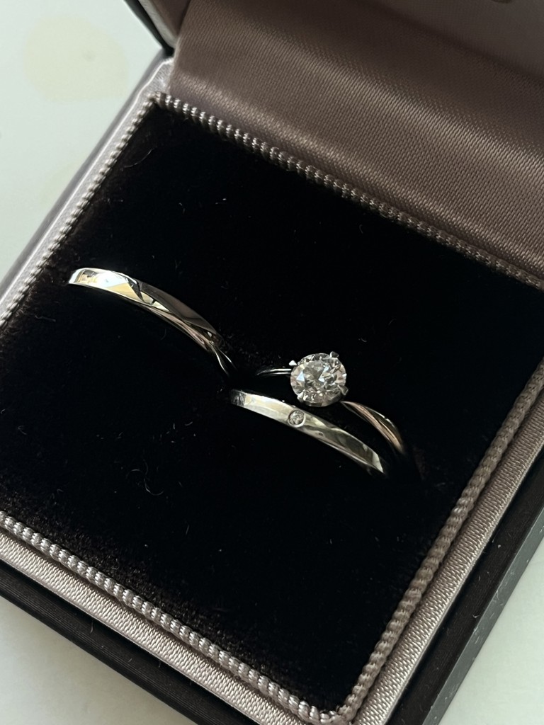 I-PRIMO ウェーブデザイン プラチナリング刻印有 シンプルで形がきれいなウェーブフォルムのプラチナのリングです。二人