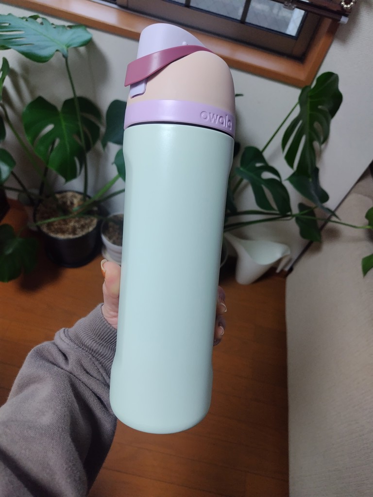 owala オワラ FreeSip ウォーターボトル 24oz(コースタルミスト): 通常