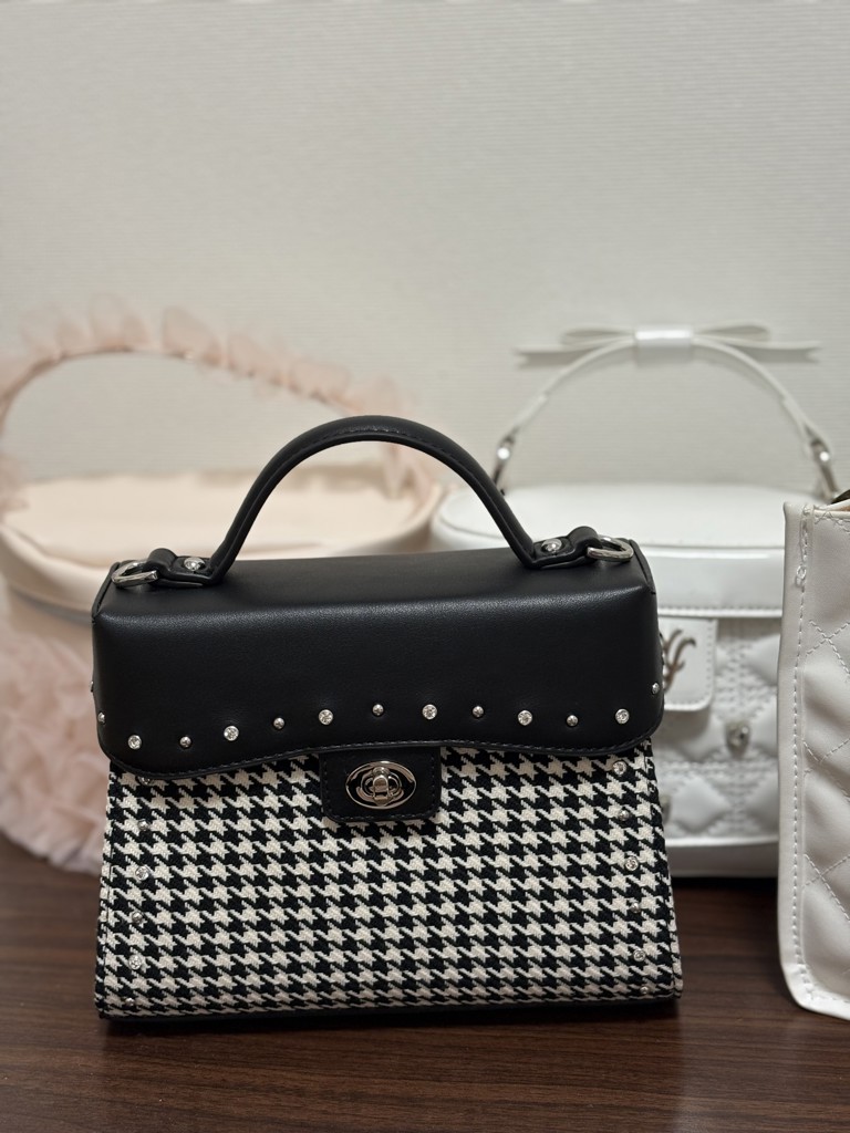 DIANA スタッズ付きハンドバッグ ライトグレー ダイアナ DIANA ハンドバッグ ライトグレー - メルカリ