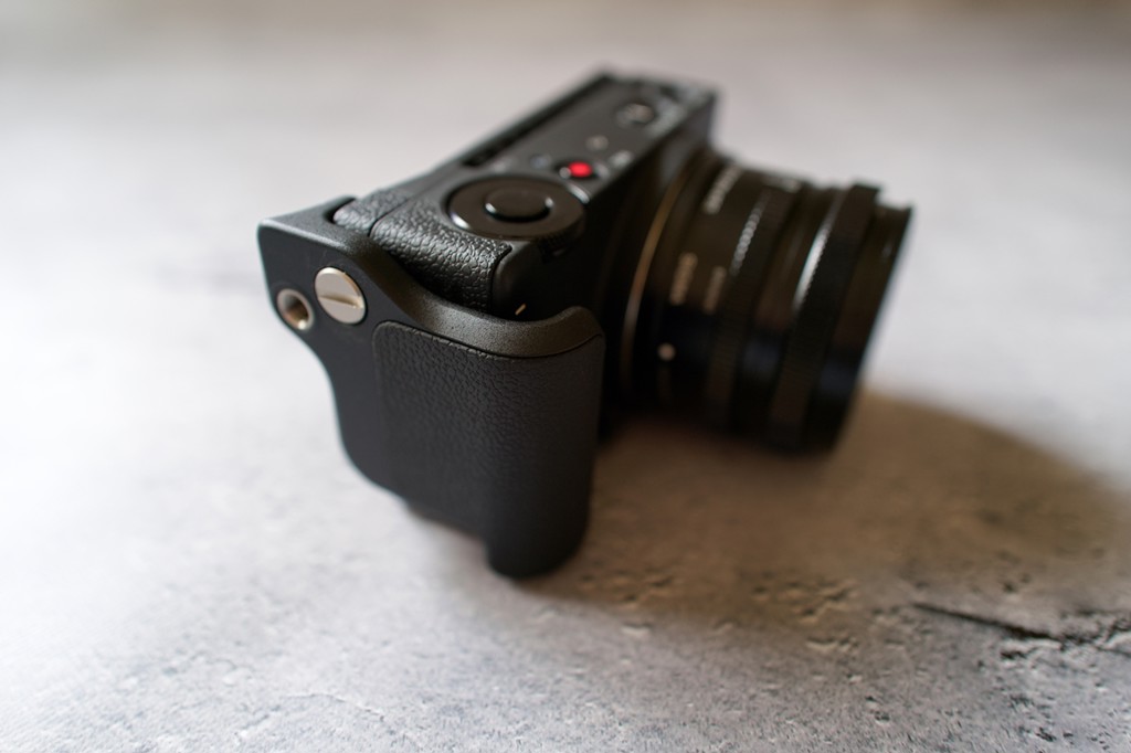 SIGMA fpボディ＋純正ハンドグリップ（HG-11） SIGMA fp]純正ハンドグリップ HG-11は良いけど私は使わない - Photo Life