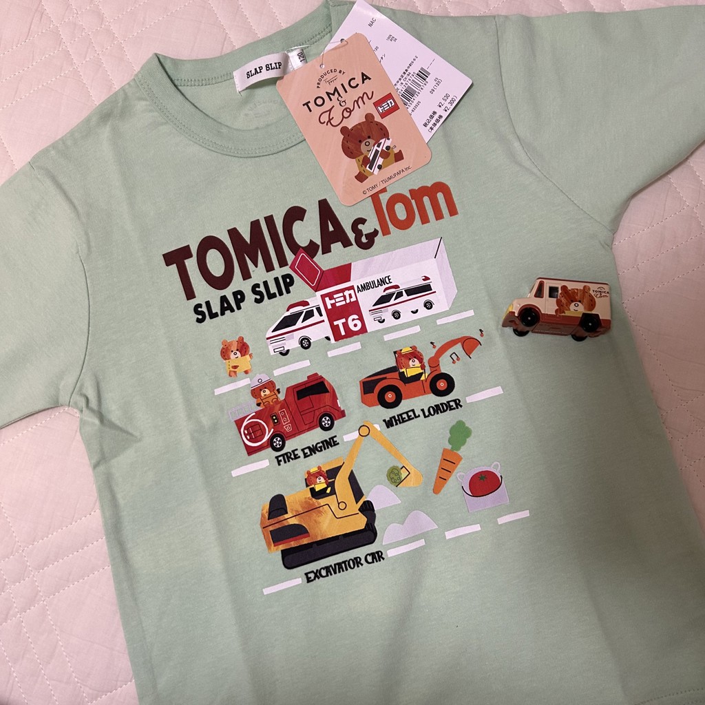 トミカとトム×SLAPSLIPコラボアイテム】はたらくくるま図鑑風Tシャツ
