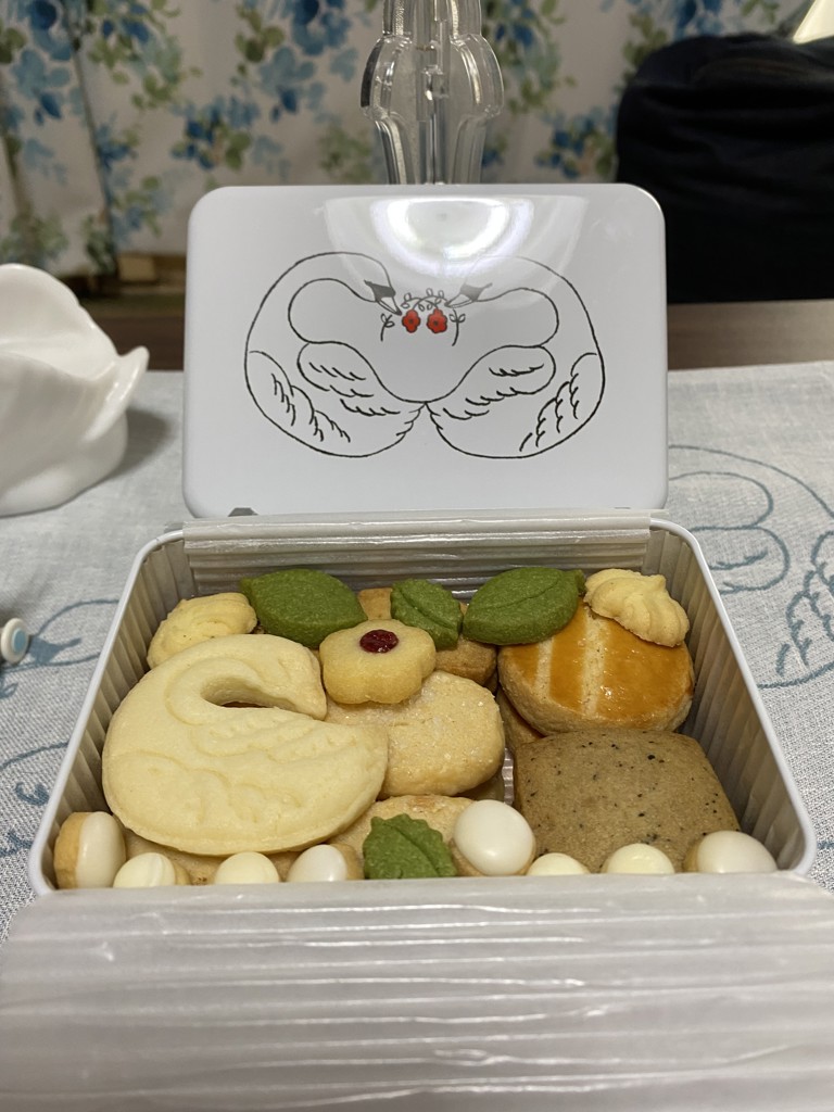クッキー缶 “To svaner”