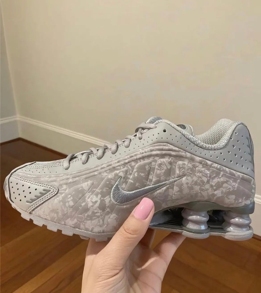 【NIKE meets emmi】SHOX R4 NIKE meets emmi】SHOX R4(スニーカー)｜シューズ｜emmi（エミ）の通販