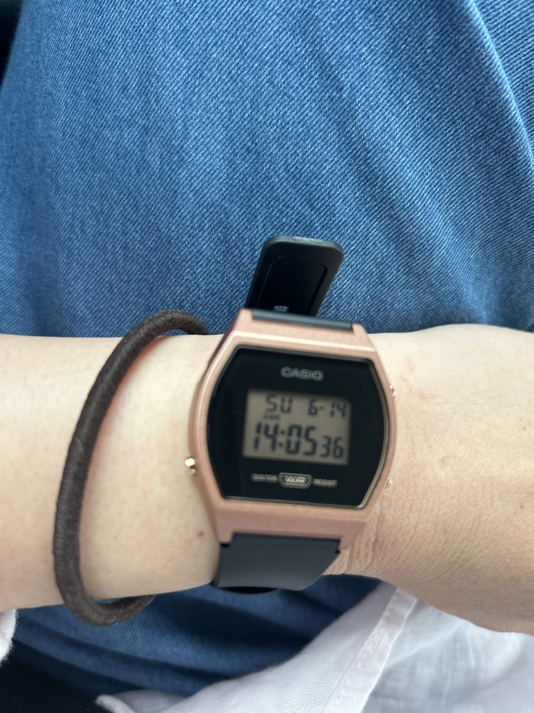 CASIO メタルデジタルウォッチ(- ローズピンク): ファッション雑貨