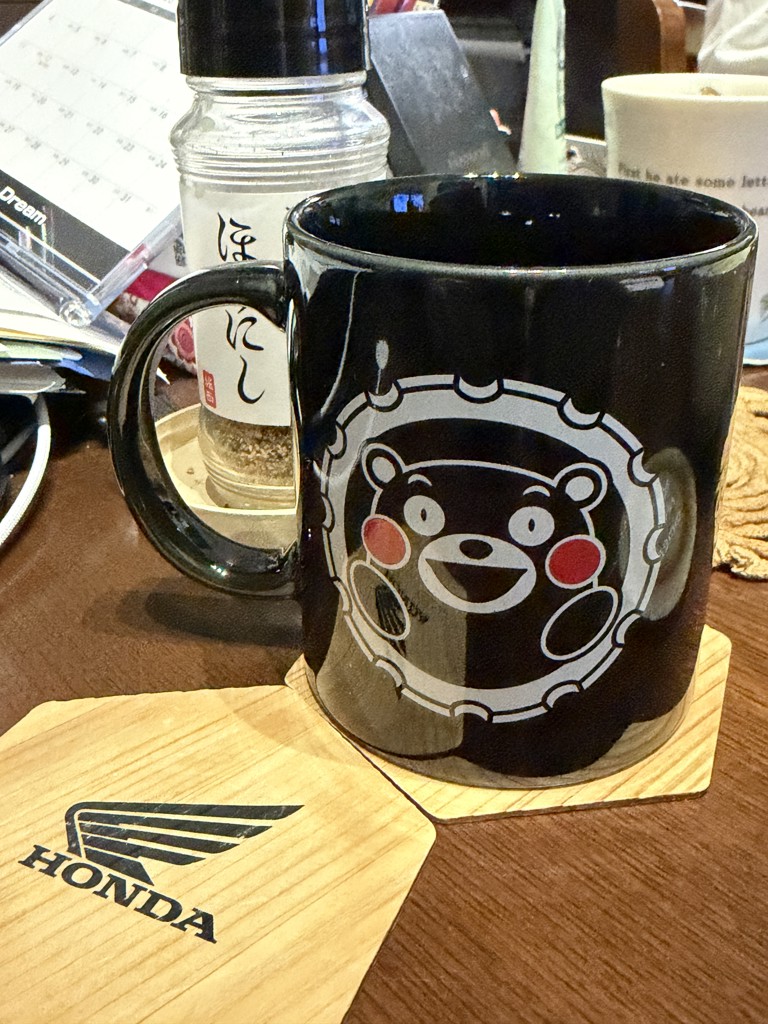 くまモン×クロスカブマグカップ(F ブラック): ウェア・グッズ｜HondaGO