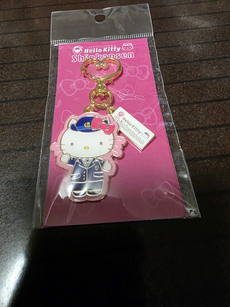 ハローキティ新幹線 メタルキーホルダー Hello: 鉄道グッズ│DISCOVER