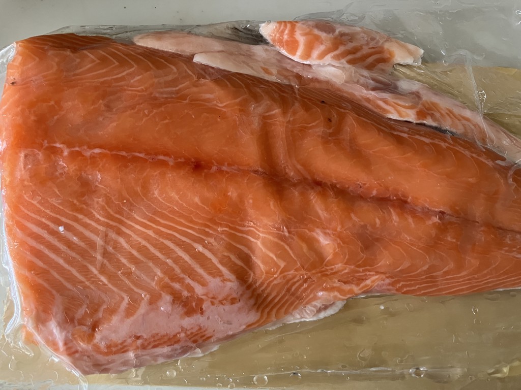 深廣 生サーモン 特大フィーレ（約1kg）: 近畿エリア│DISCOVER WEST