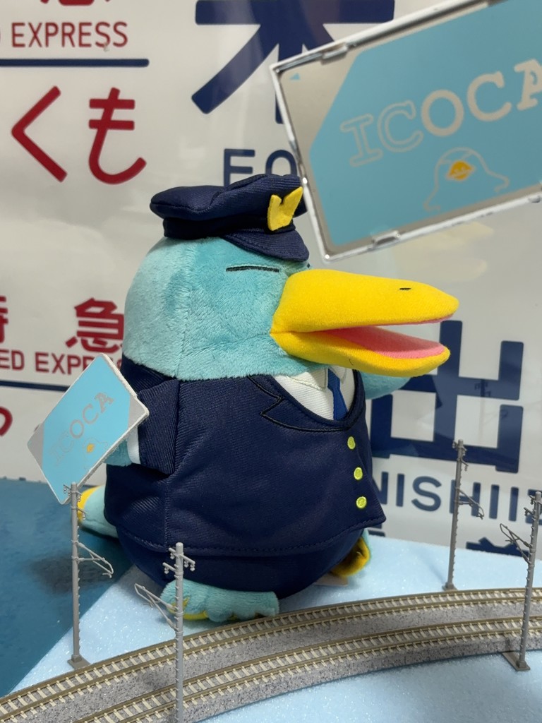 カモノハシのイコちゃん 駅員さんぬいぐるみ（M）: 鉄道グッズ