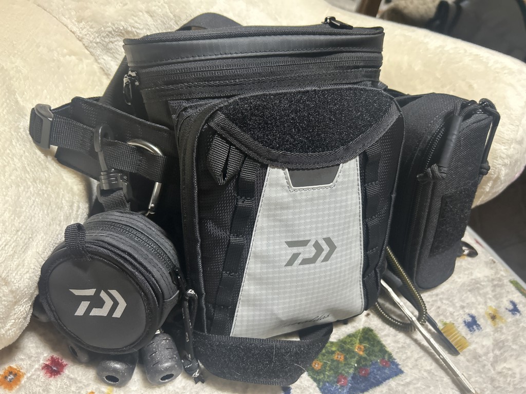 ダイワ エメラルダス タクティカル サイバッグ(C) グレー - 釣具