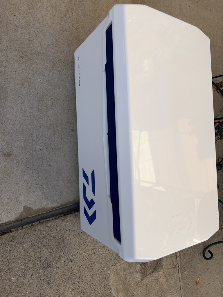 ダイワ ライトトランクα ZSS 3200 32L Sゴールド クーラーボックス