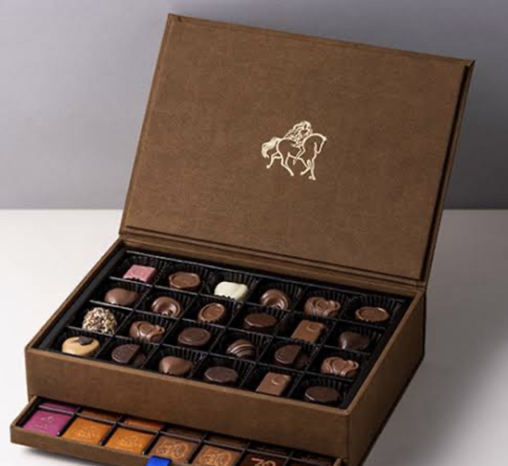 ★GODIVA★グランプラス空BOX 赤&amp;茶/非売品限定カップ ☆GODIVA☆グランプラス空BOX 赤&茶/非売品限定カップの通販 by