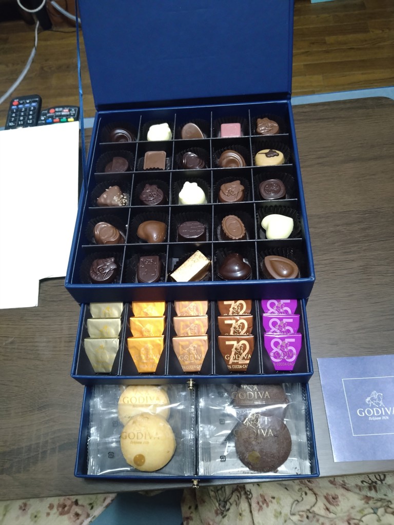 送料無料】ゴディバ ラグジュアリーボックス チョコレート75粒