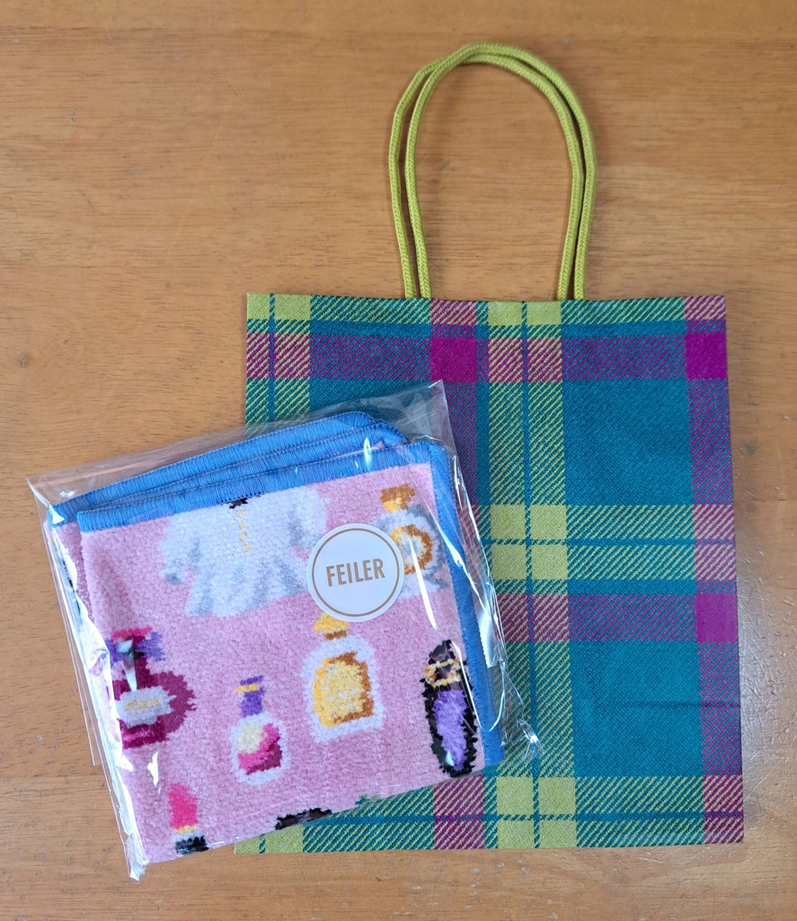 FEILER「ISETAN HANEDA SHOPPING 2 ペールピンク/アオ」(ペールピンク