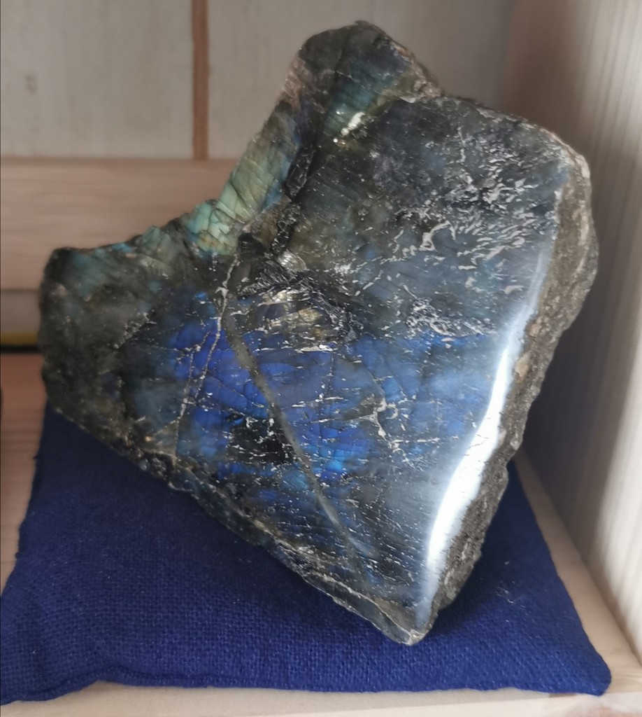 ラブラドライト片面磨 670g(ﾏﾀﾞｶﾞｽｶﾙ): 『岩座(いわくら)』公式通販