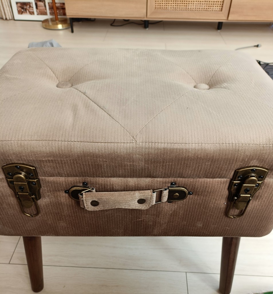 トランク型のおしゃれなスツールが登場！座面下収納スツールにもなり