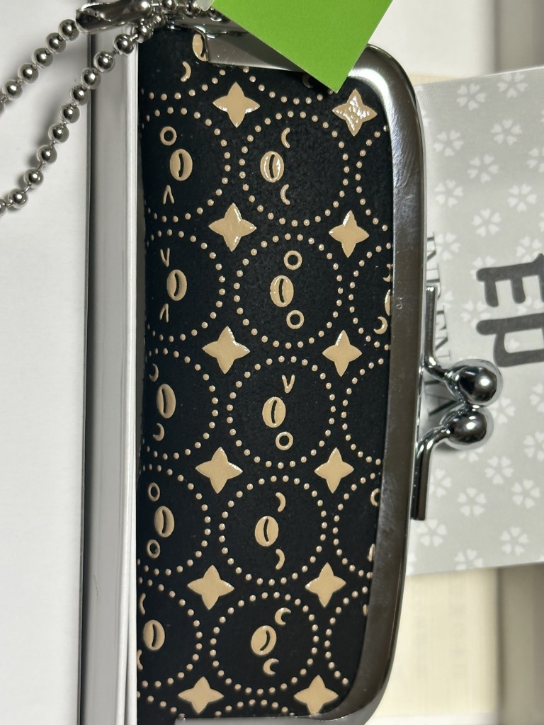 JIZAING×INDEN Suicaのペンギン印傳合切袋（七宝柄・黒革×白
