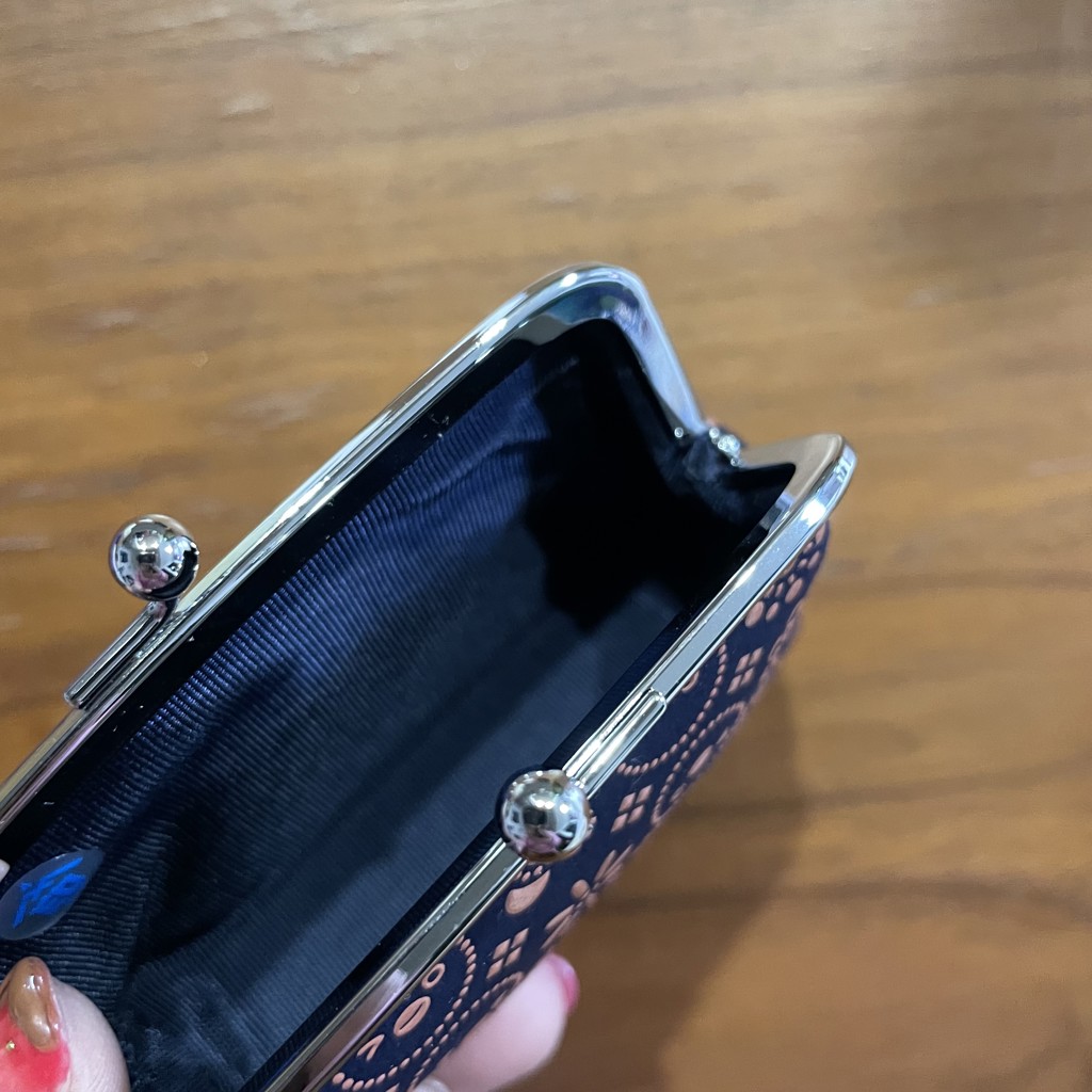 Suicaのペンギン印傳がま口小銭入（フルール柄・紺革×ピンク漆
