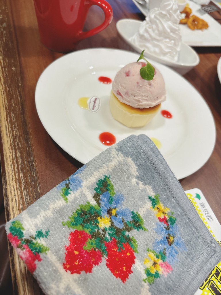 ストロベリーフィールドプティ ハンカチ(アイボリー): FEILER