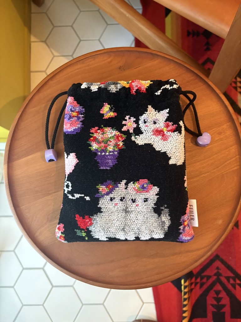 モンプティシャ 巾着 MCH-260375（WEB限定）(ブラック): FEILER