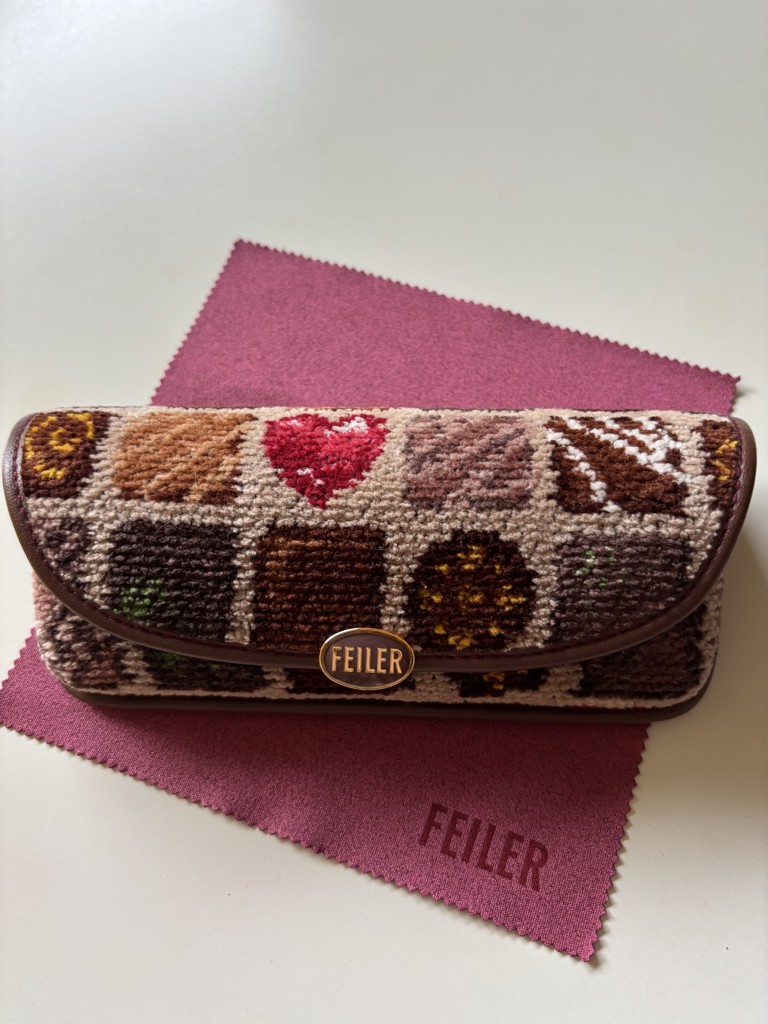 コフレドゥショコラ メガネケース FDC-257063(ベージュ): FEILER