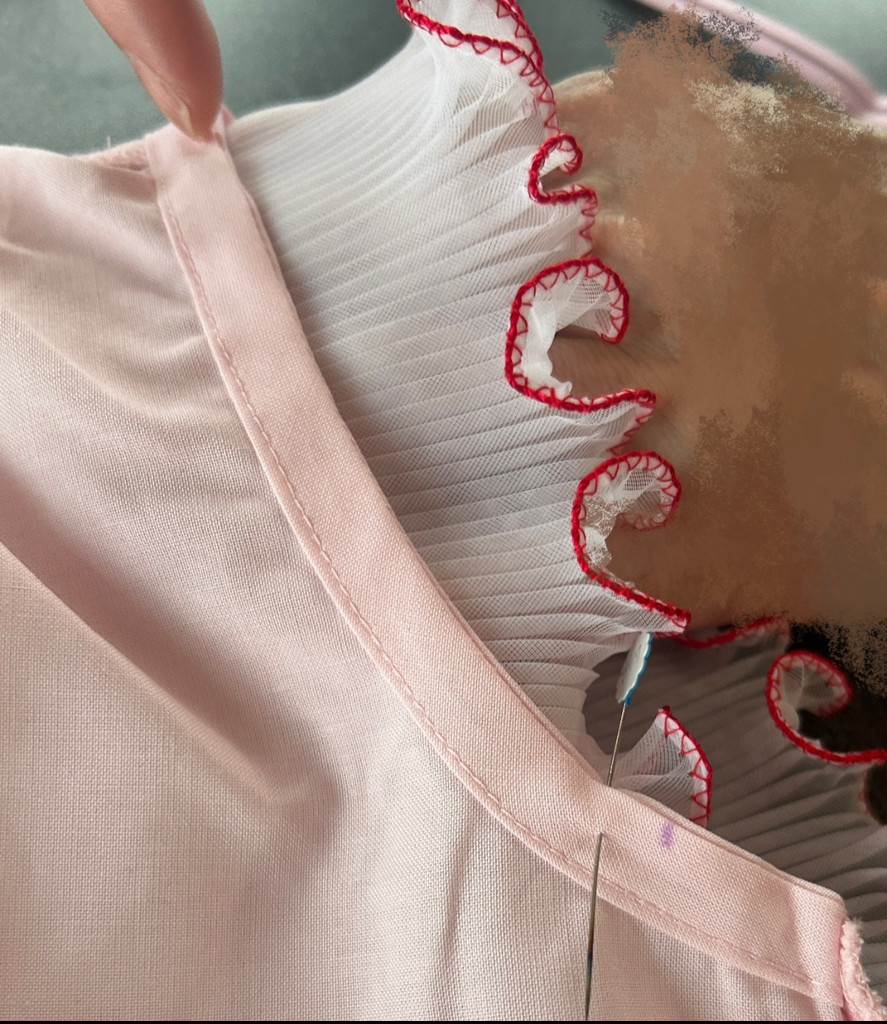 プリーツフリルレース（AS7700） 約2.5cm幅 2.白×ピンク糸 オカダヤ