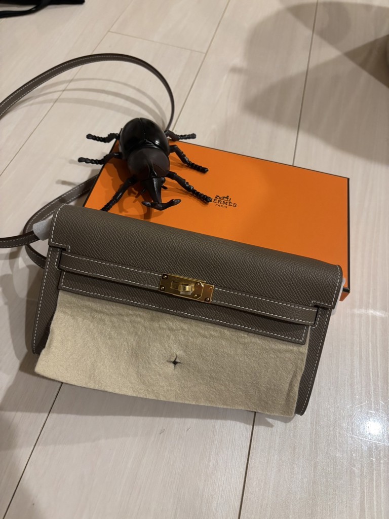 ケリートゥーゴー ウォレット エトゥープ ベージュ[] Kelly to go