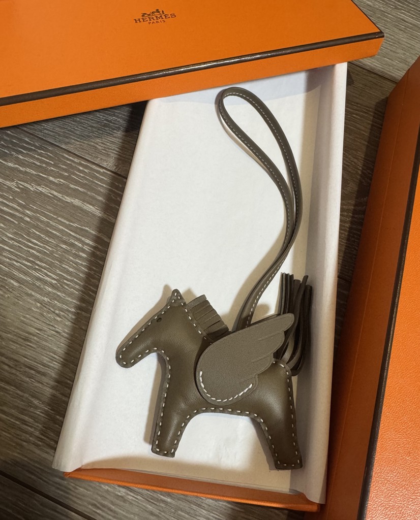 ロデオ チャーム ペガサス PM ソーエトゥープ ベージュ[H083010CACC