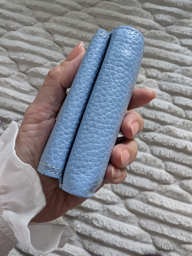 三つ折り財布 ライトブルー |折り財布 | WAKO公式オンラインブティック