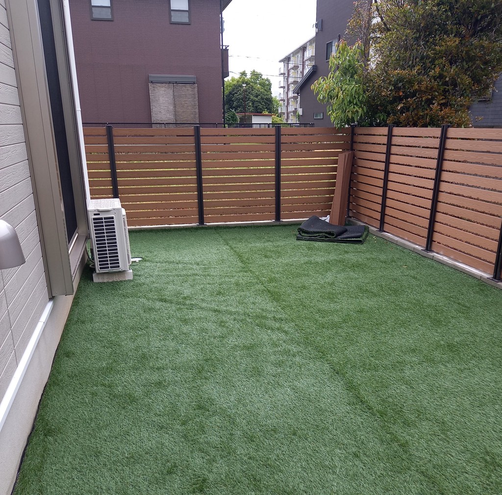 【新着商品】バルコニー ベランダ 屋上 耐候級最上位5級 テラス U字固定ピン12本入り 水よけ 90幅 マンション 芝丈30mm ペット 0.9×5m 芝生 人工芝 CY6B-3095P(GR) [ガーデンマスター]